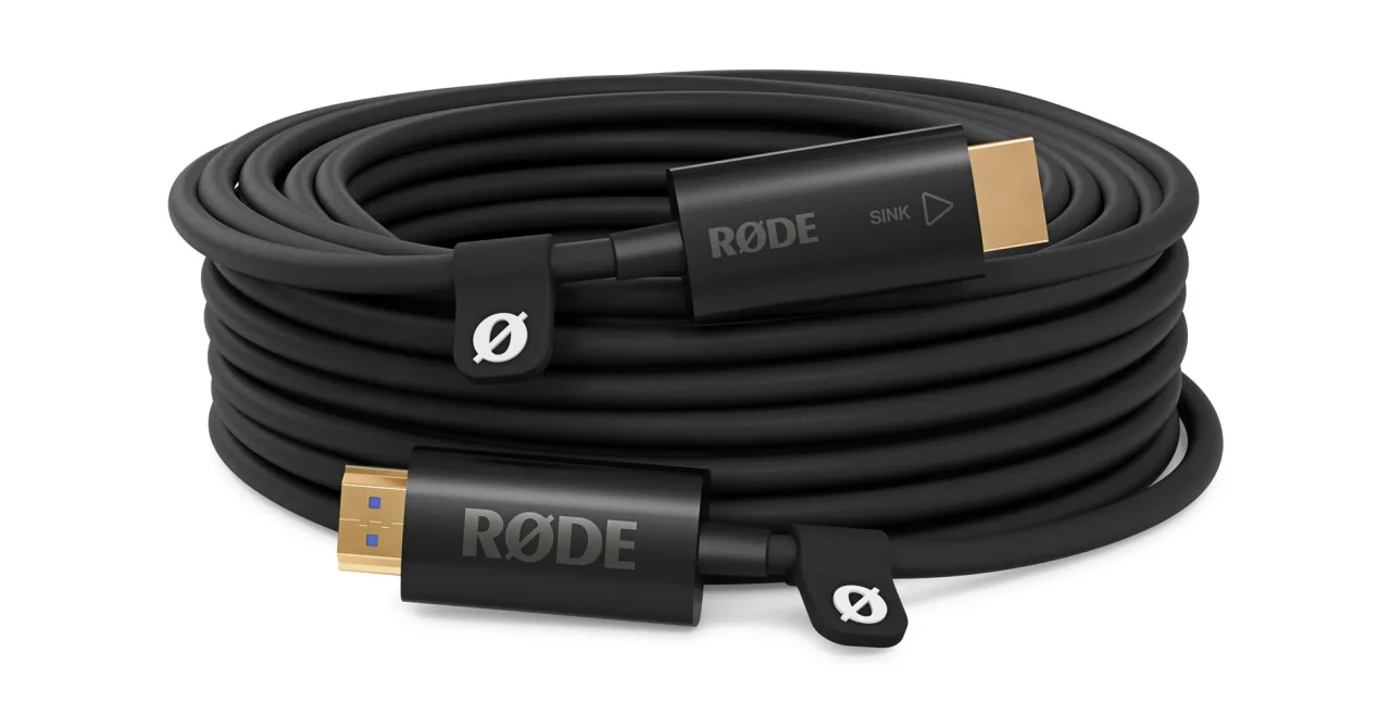 プレミアム光ファイバーHDMIケーブル「HDMI-20」の黒い巻きケーブルと両端の端子