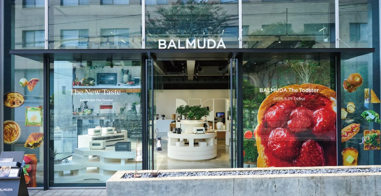 BALMUDAの看板とトースターの広告で飾られた店舗外観