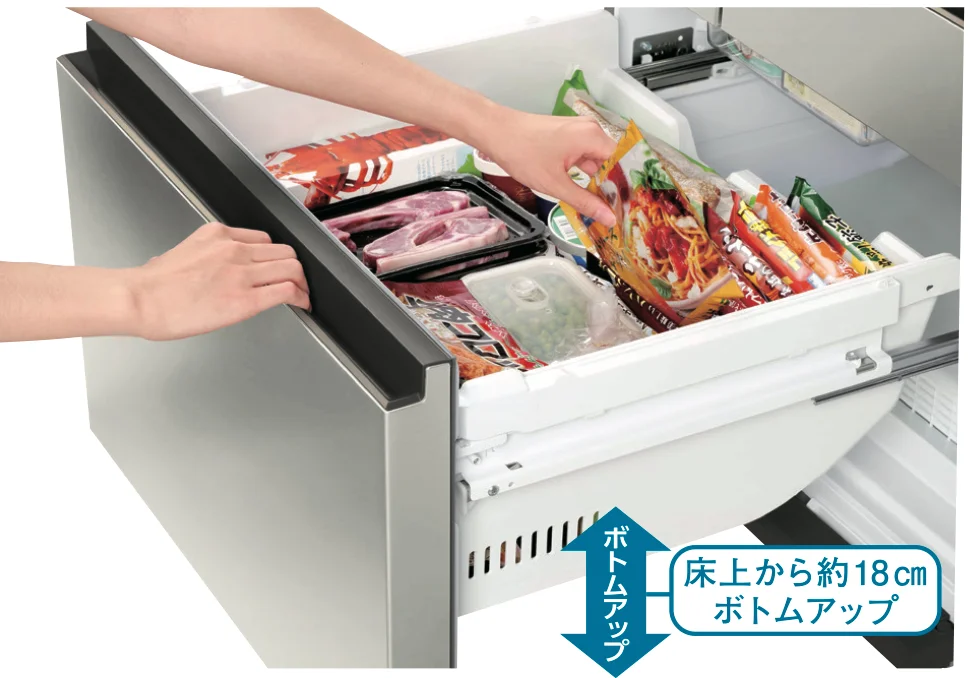 冷凍室のボトムアップ構造。食品を入れた引き出しに手を伸ばす様子