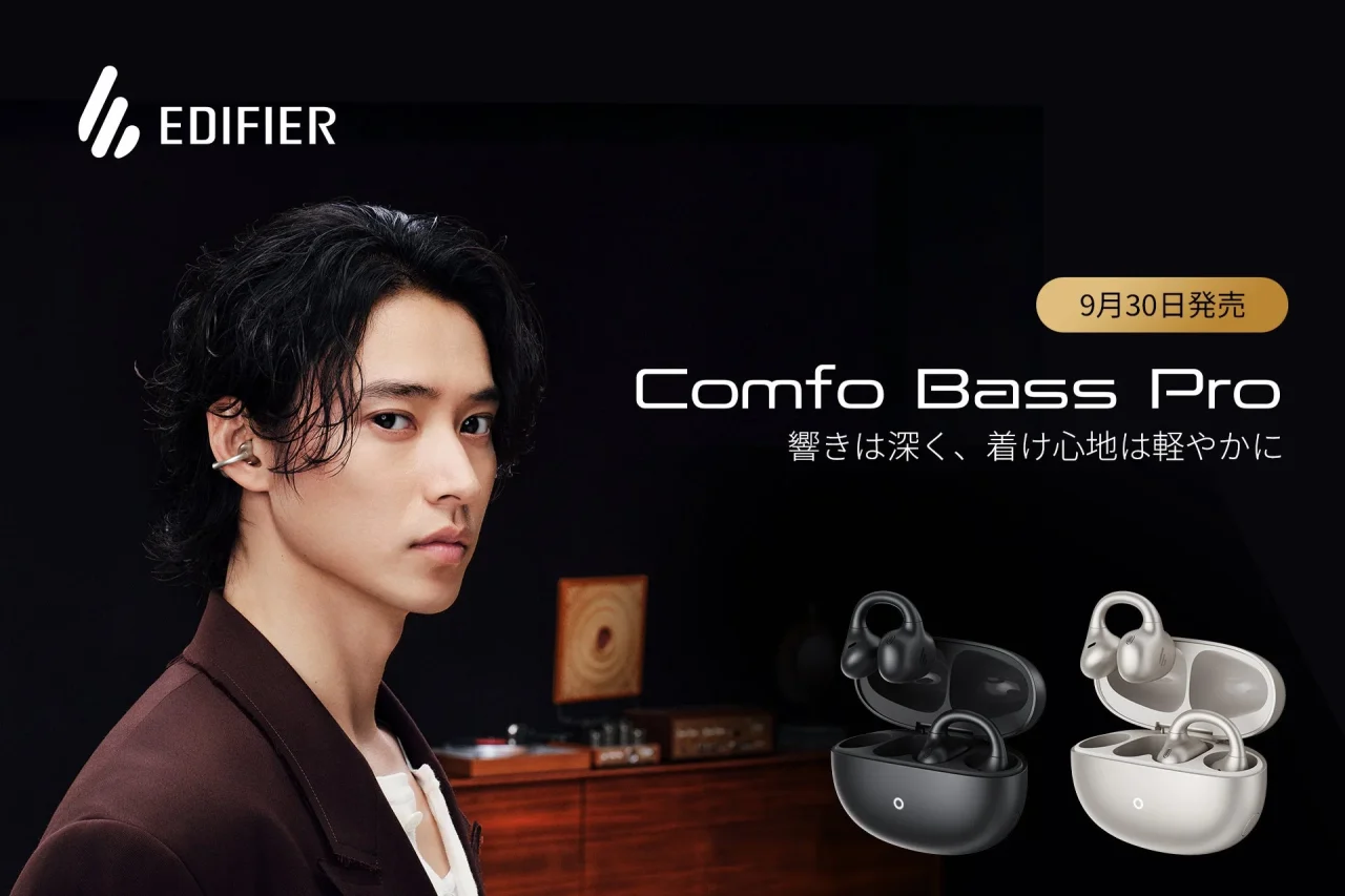山崎賢人氏と、黒・シルバーのComfo Bass Proイヤホンと充電ケース