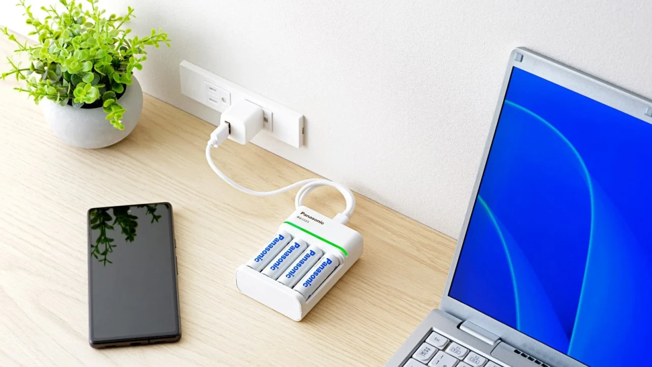 USB Type-C入力 急速充電器とエネループ電池、スマートフォン、ノートPC