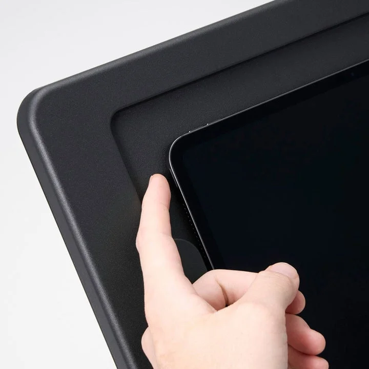 ドローイング用タブレットスタンドのワイドフレーム部分に手を添えた状態