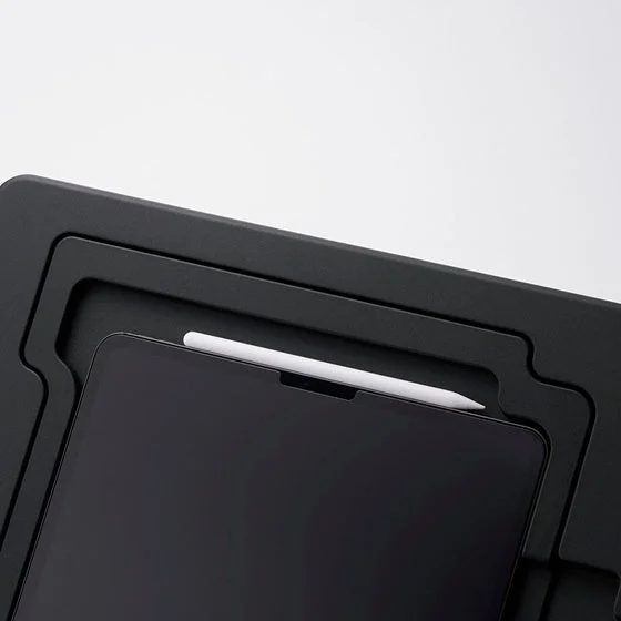 ドローイング用タブレットスタンドのタッチペンスペースにペンが収納された状態