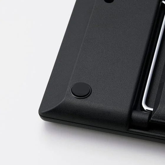 タブレットスタンド底面の角に付いた黒い円形のシリコン製滑り止め