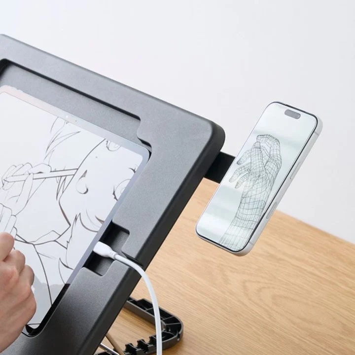 タブレットスタンドの右横にマグネット式スマホスタンドを取り付けた様子