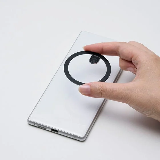 iPhone背面にメタルステッカーを貼り付けている様子