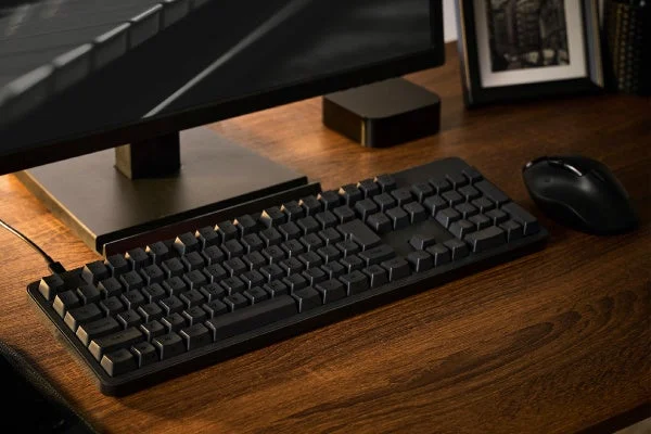 Leggeroシリーズの黒いテンキーレスメカニカルキーボードが木製デスクに置かれている様子
