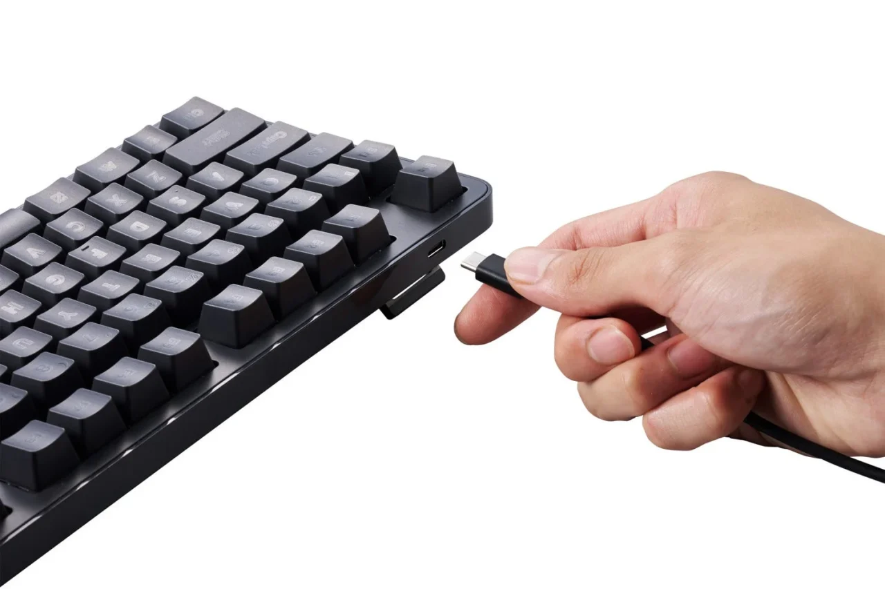 LeggeroキーボードのUSB Type-Cポートにケーブルを接続する様子