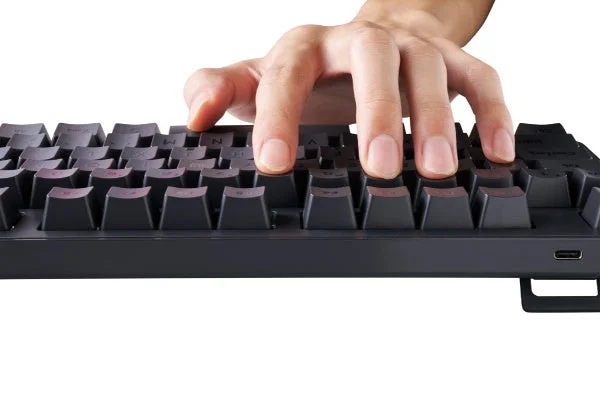 Leggeroシリーズの黒いメカニカルキーボードに指を置いた手元と、右端のUSB Type-Cポート