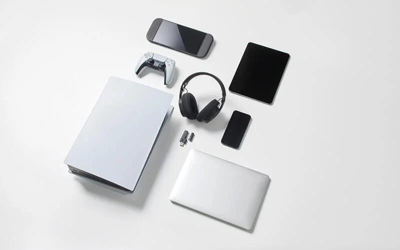 PCやゲーム機、スマホなど周辺機器と並べたワイヤレスゲーミングヘッドセット