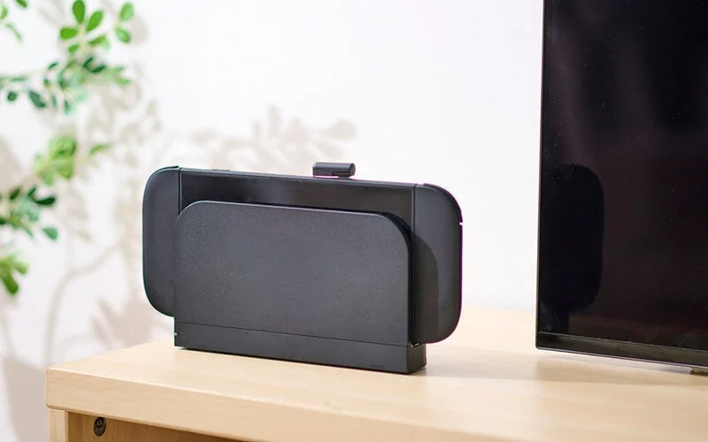 家庭用ゲーム機のドックに2.4GHz無線レシーバーを接続した様子