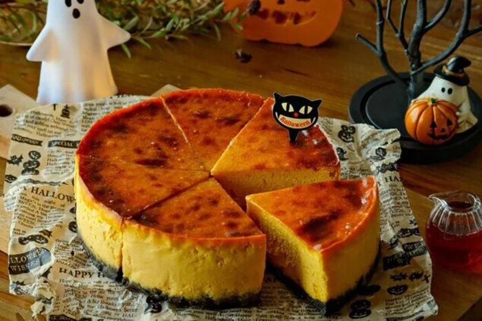ハロウィン装飾を添えたかぼちゃとメープルのベイクドチーズケーキ