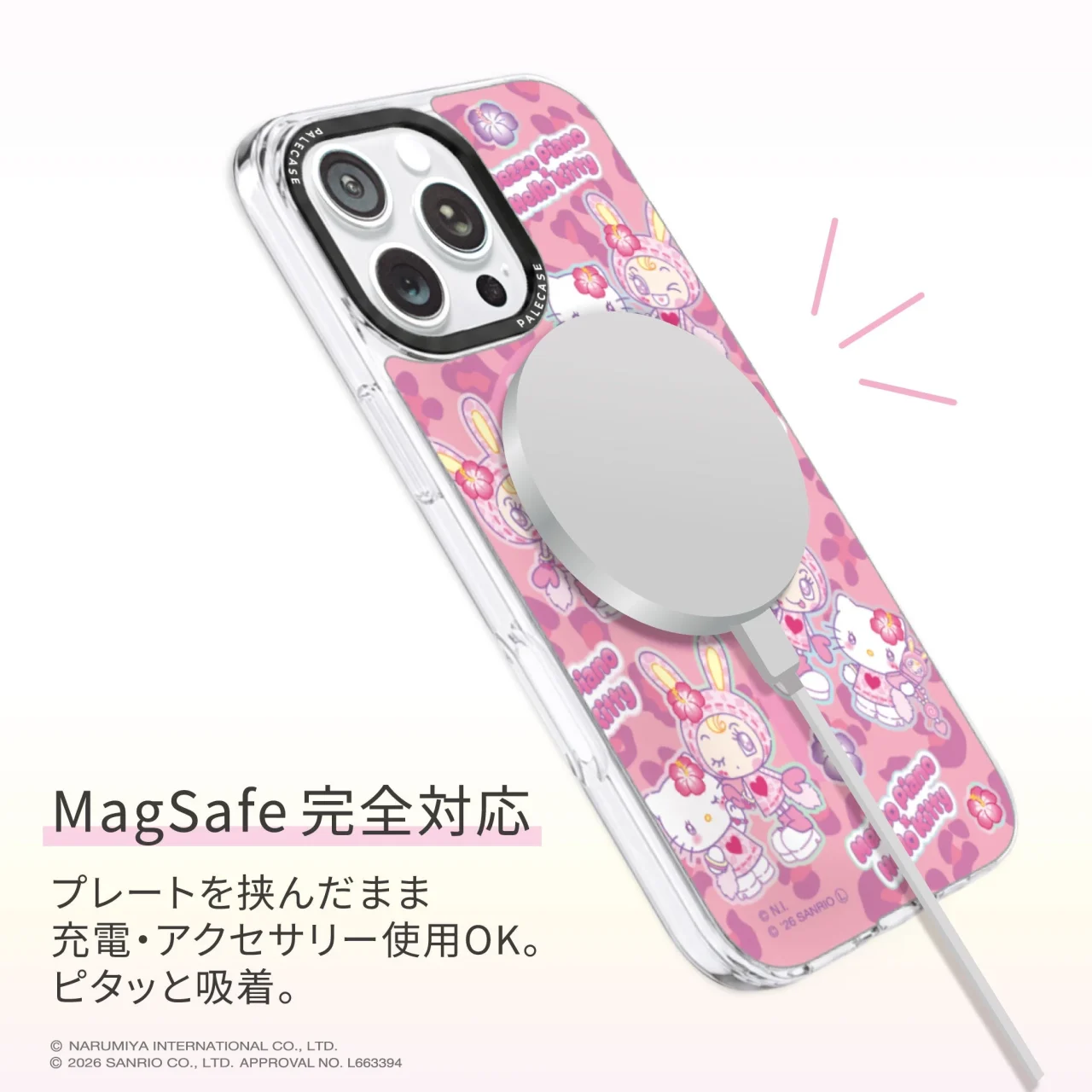 パレケース（PaleCase）のピンク柄ケースに円形充電器を装着した様子