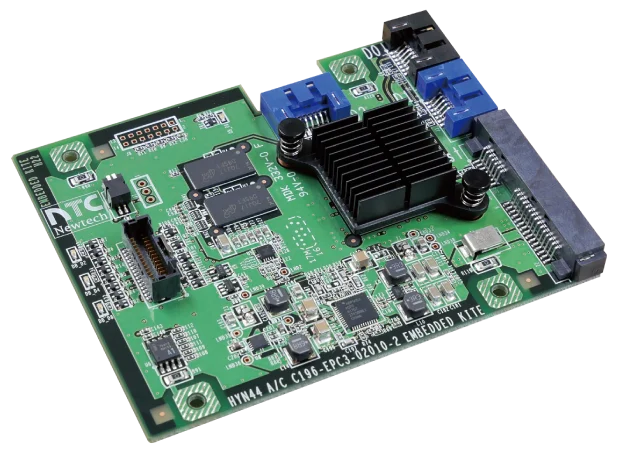 RAIDコントローラー「Kite」の緑色基板と黒いヒートシンク