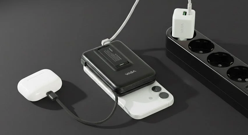 スマートフォンに重ねた黒いHeatZero 10000と、ケーブルでつながる白いケース