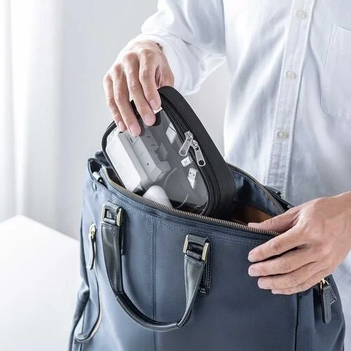 200-BAGIN040CLを紺色のバッグに入れる様子