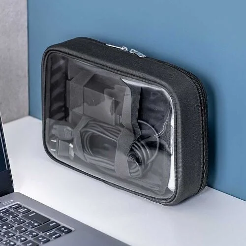 200-BAGIN041CLに充電器やケーブルを収納し机上に立てた様子