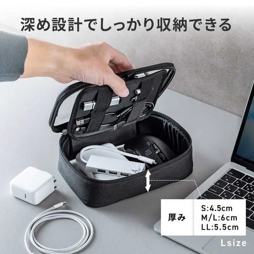 ガジェットポーチを開き、ケーブルやハブを入れた深い収納部を示す様子