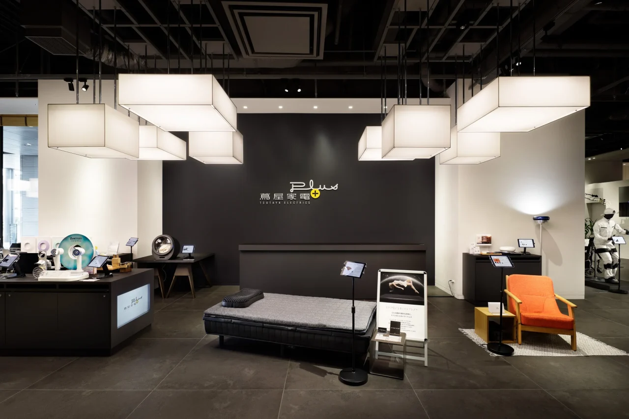 二子玉川 蔦屋家電の店内に並ぶ展示台とオレンジ色の椅子