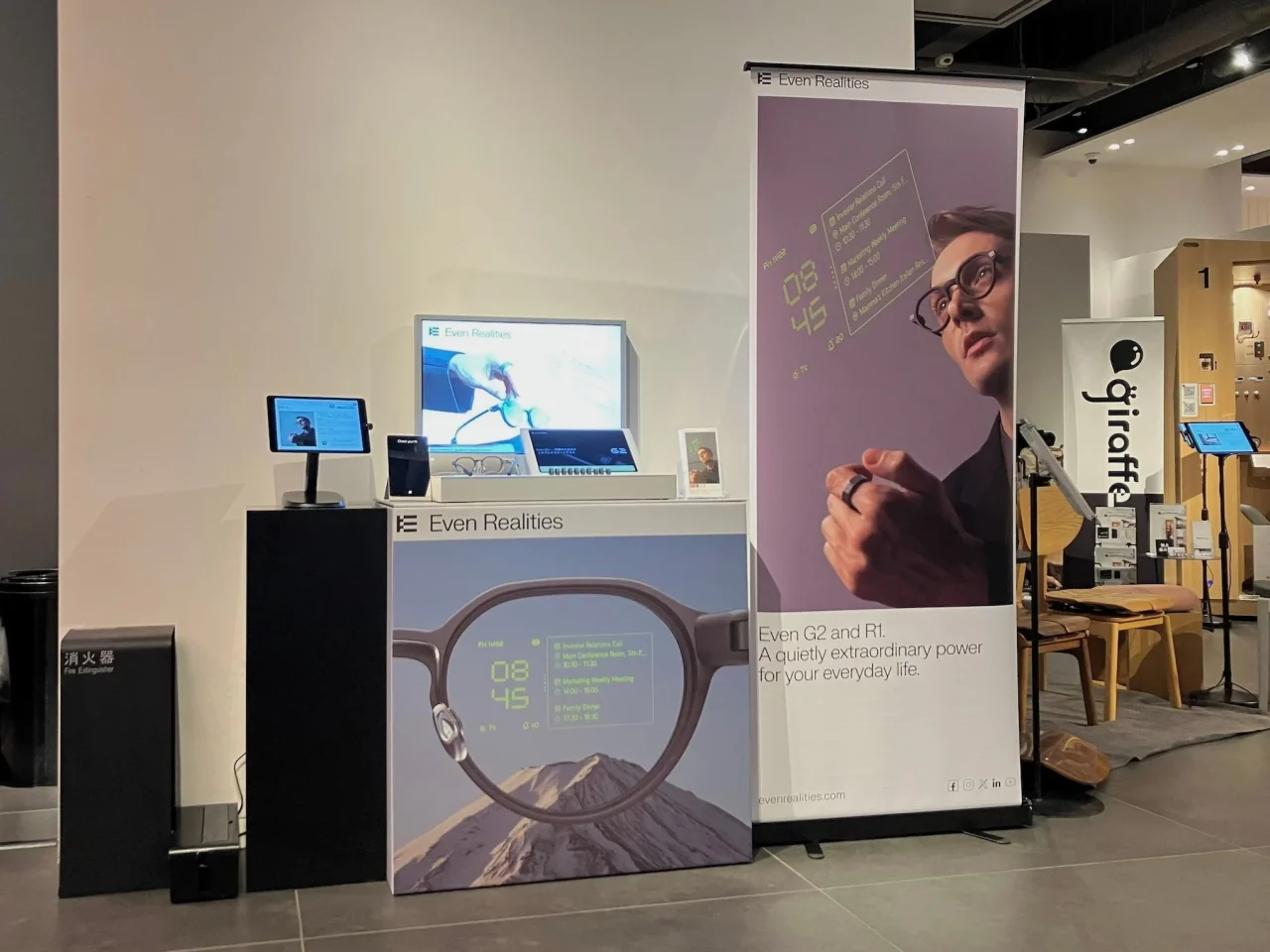 二子玉川 蔦屋家電に設置されたEven Realitiesの展示台とバナー