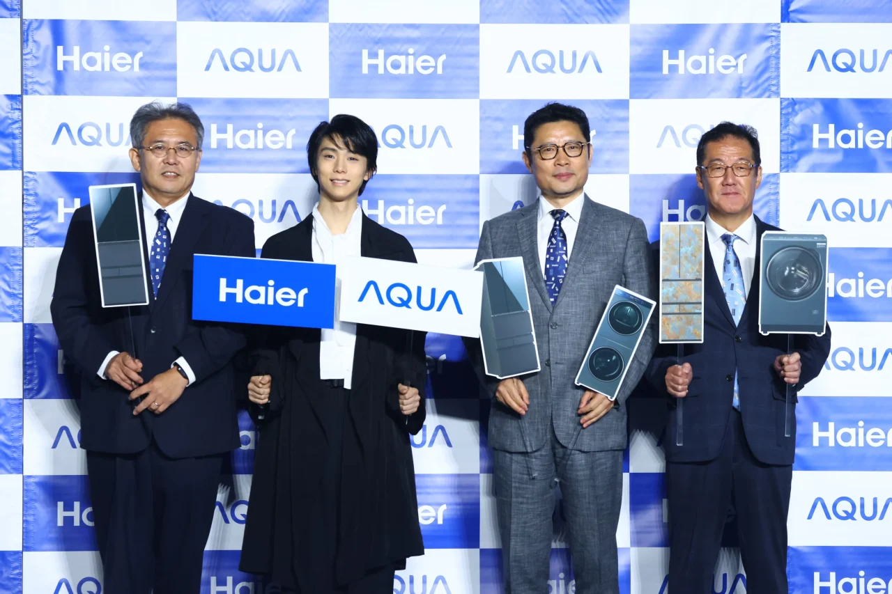 羽生結弦さんら4人がブランド看板と製品パネルを持つフォトセッション