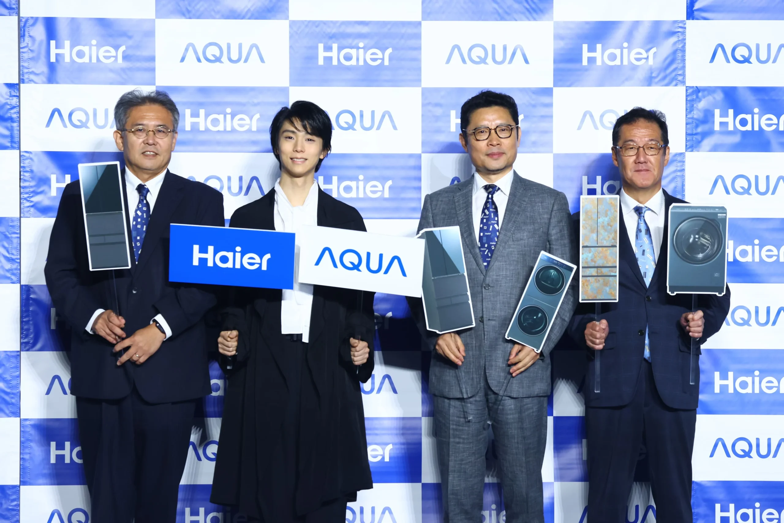羽生結弦さんら4人がブランド看板と製品パネルを持つフォトセッション