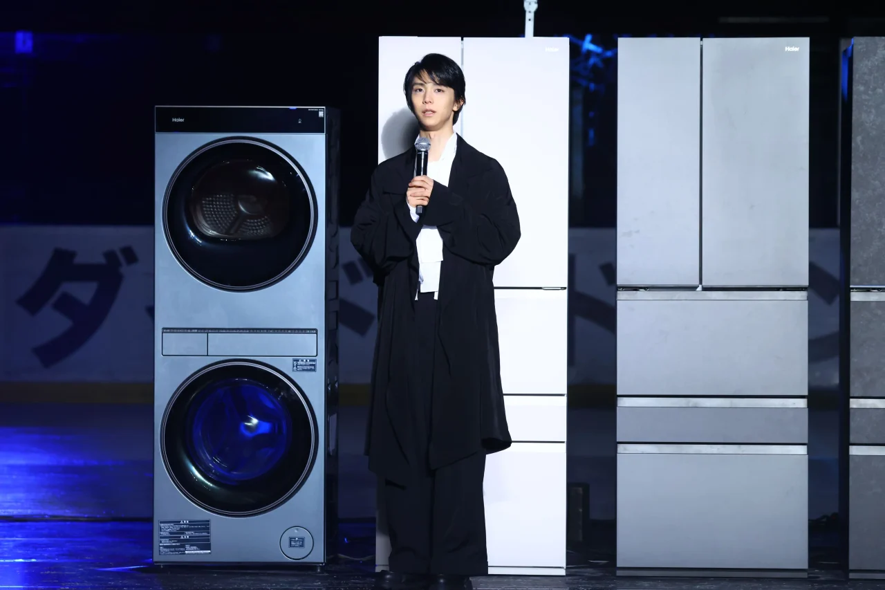 上下二つのドラムがある洗濯機と冷蔵庫の間で話す羽生結弦さん