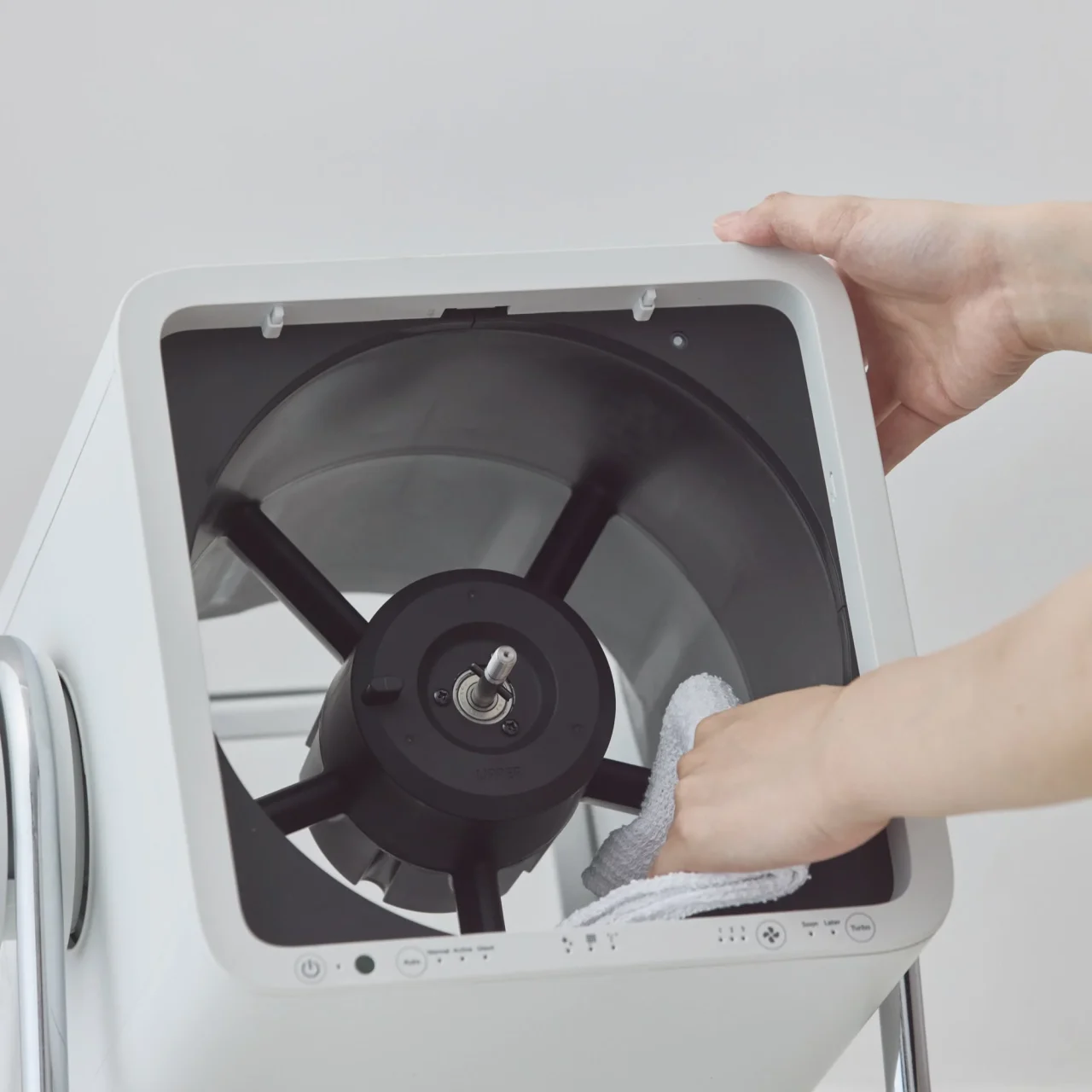 Silky Wind Cleanの開いた本体内部を布で拭く様子