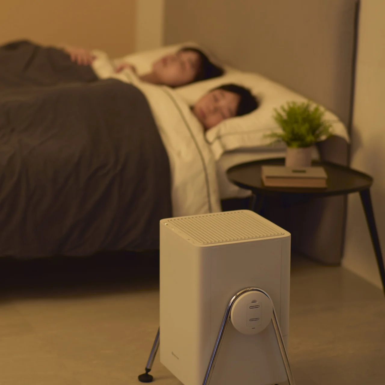 Silent（サイレント）モードの使用例として寝室に置かれた空気清浄機