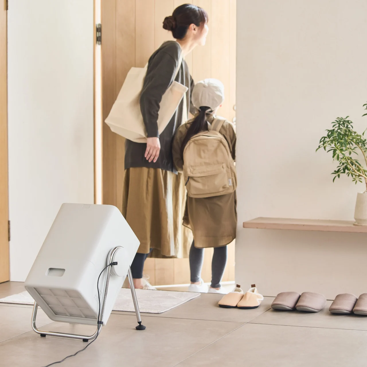 Later（レイター）モードの使用例として外出する親子と玄関の空気清浄機
