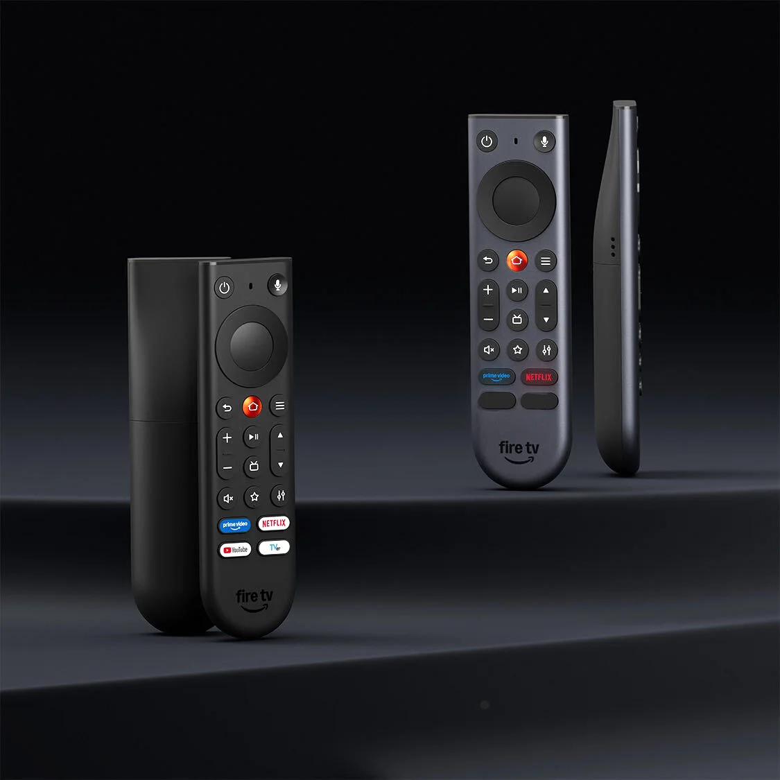 左がFire TVリモコン、右がFire TVリモコンPlus。暗い背景に並ぶ2つのリモコン