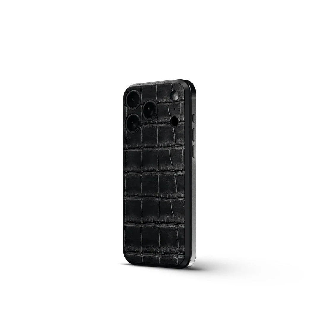 TIMELESS BLACK のクロコ型押しレザーとアルミフレームのiPhoneケース
