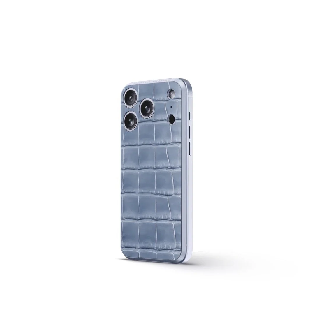 LIGHT BLUEのクロコ型押しレザーケースを着けたiPhone背面