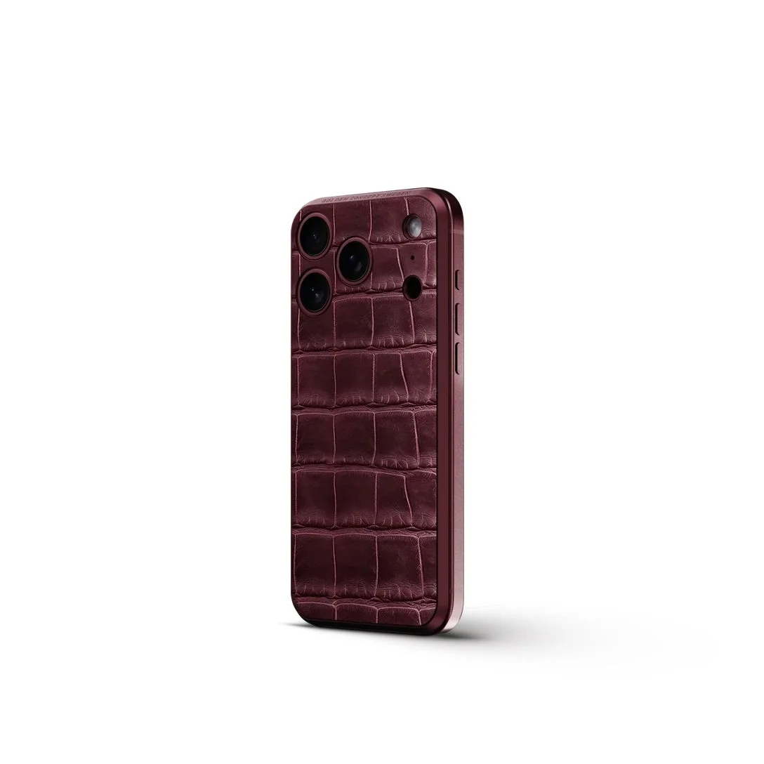 BURGUNDYのクロコ型押しレザーのiPhoneケース背面