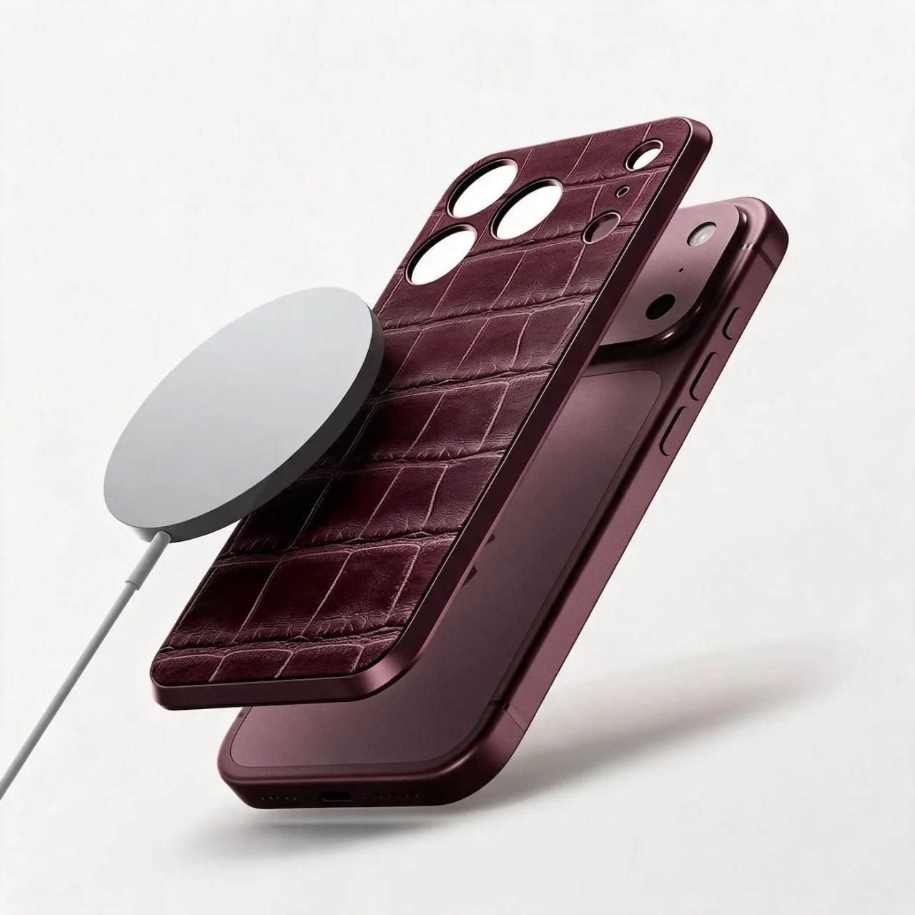 MagSafe充電器とバーガンディのクロコ型押しMagnetic Shieldを装着するiPhone