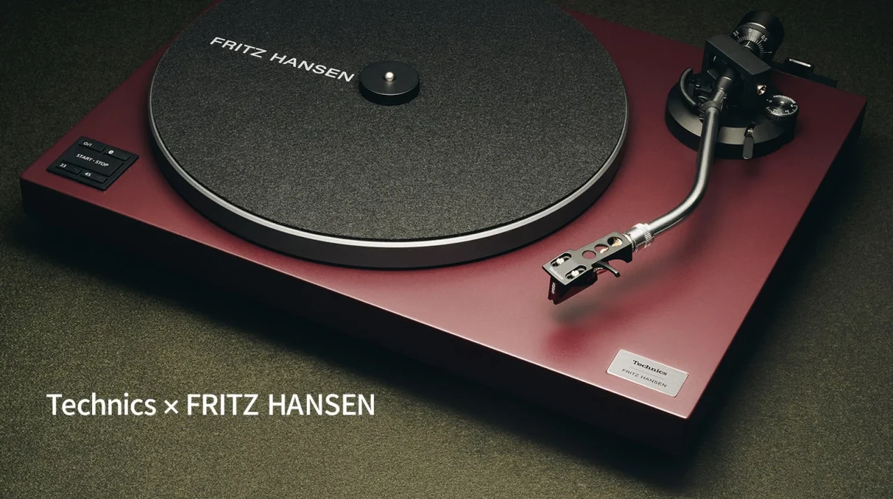 テクニクス×フリッツ・ハンセンのSL-40CBTFH、バーガンディのターンテーブル