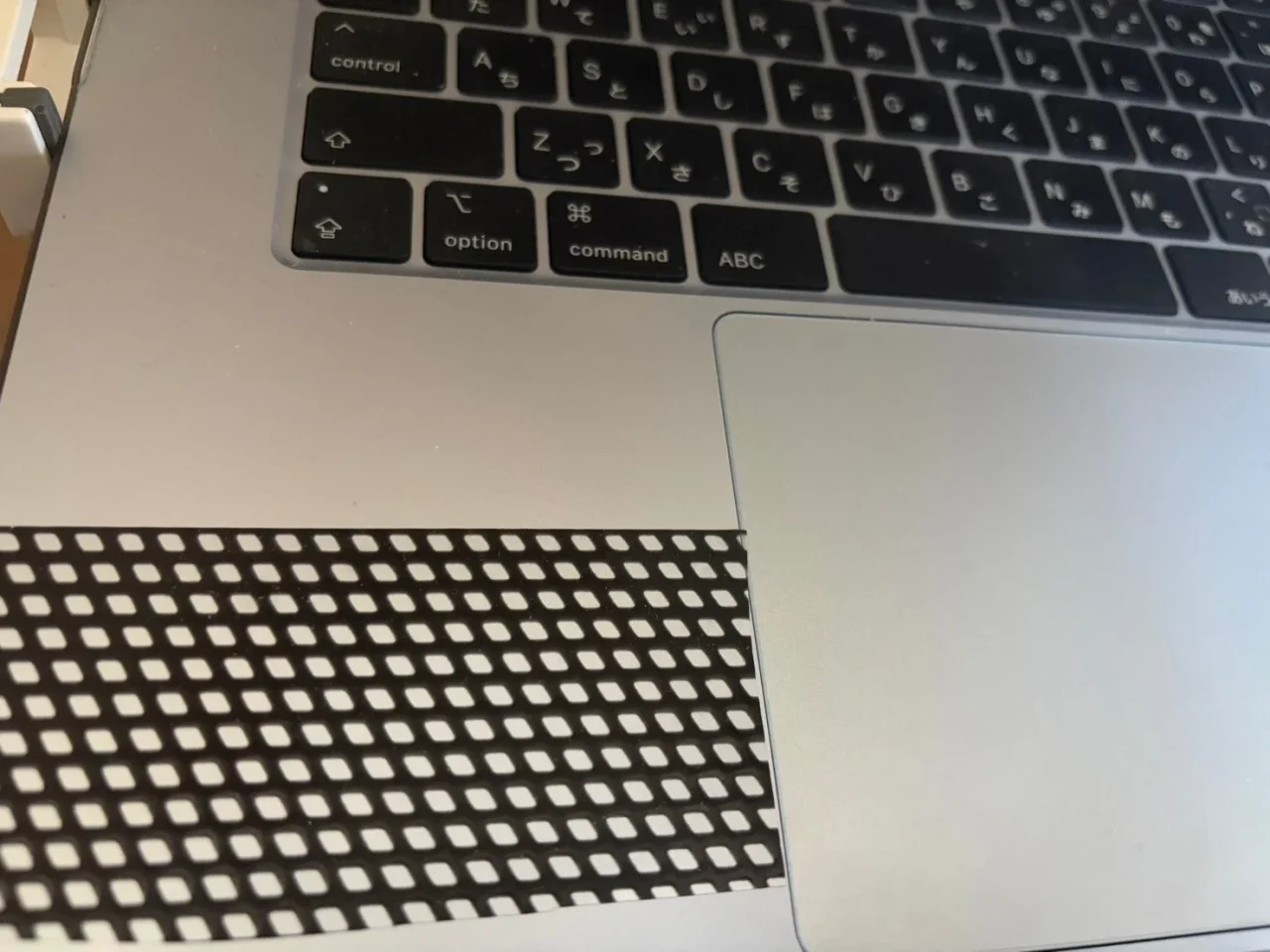 ノートPCのパームレストに貼った黒いメッシュ状のUSUBAシート
