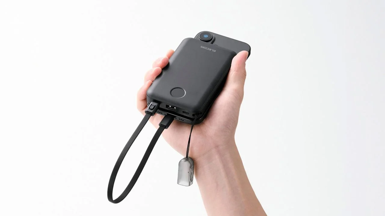 ストラップ型USB Type-Cケーブル付きモバイルバッテリーを手に持つ様子