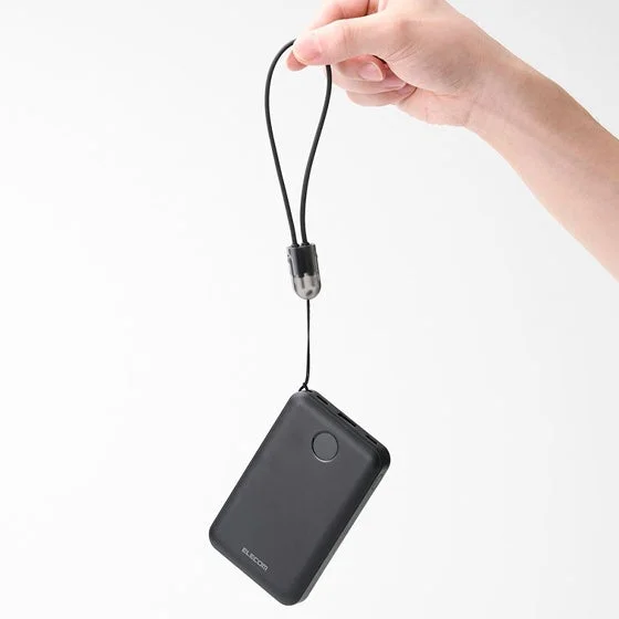 ストラップ型ケーブルを手でつり下げた黒いモバイルバッテリー