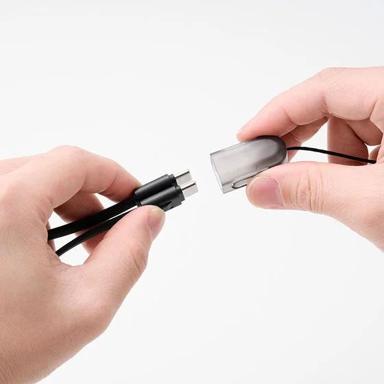 ストラップ型USB Type-Cケーブルをストラップキャップへ戻す手元