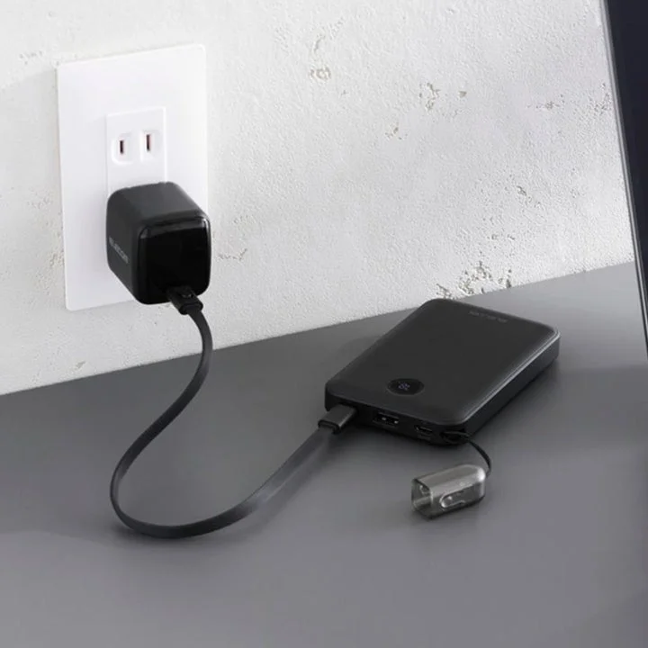 コンセントのAC充電器からストラップ型ケーブルでモバイルバッテリーを充電している様子
