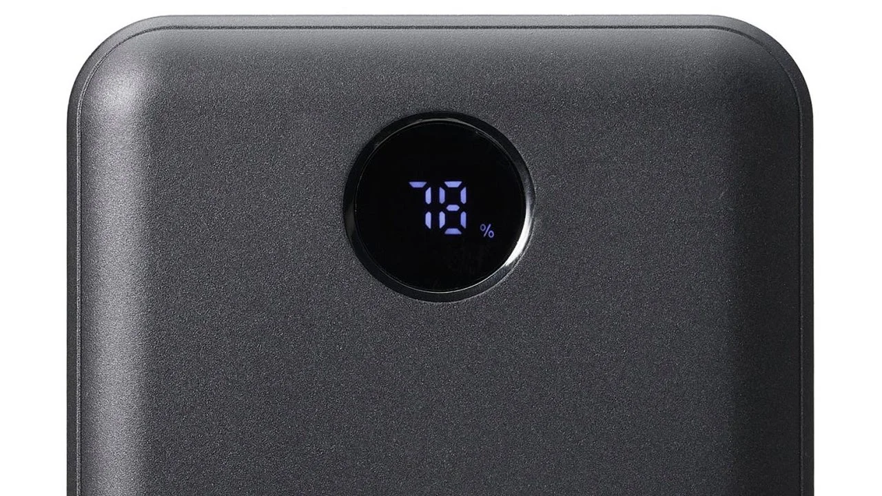 バッテリー残量78%を表示するLEDパネルのモバイルバッテリー上部