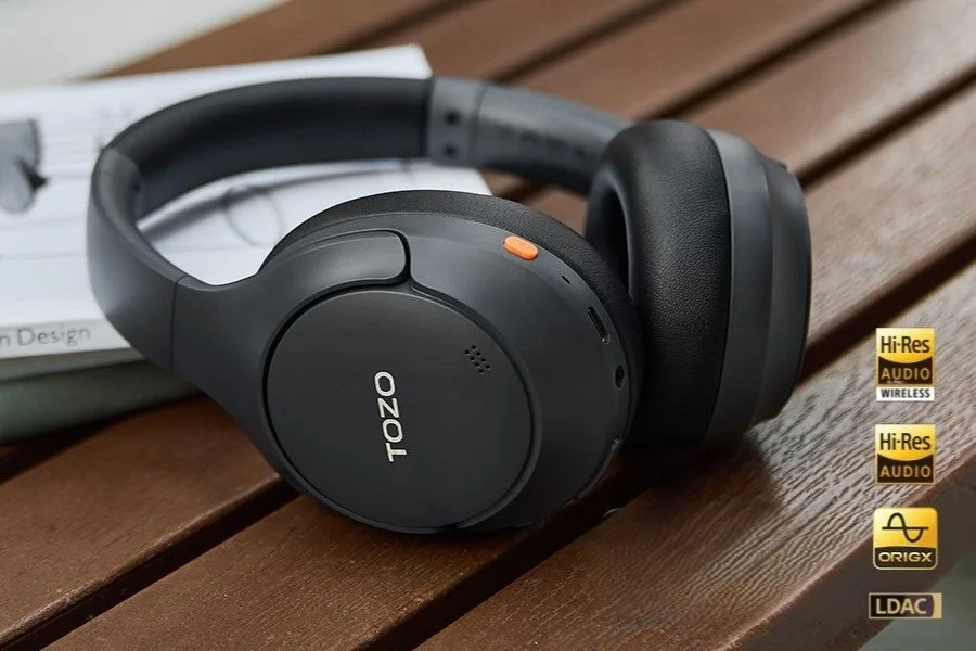 木のテーブルに置かれた黒いTOZO H20ワイヤレスヘッドホン