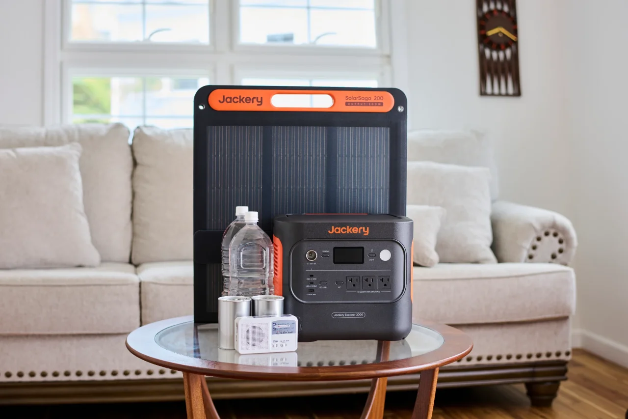 Jackery ポータブル電源 2000 Newとソーラーパネル、水や防災ラジオ
