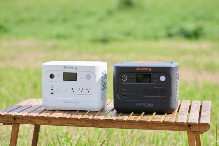 木製テーブルに並ぶ白と黒のJackery ポータブル電源 1000New V3
