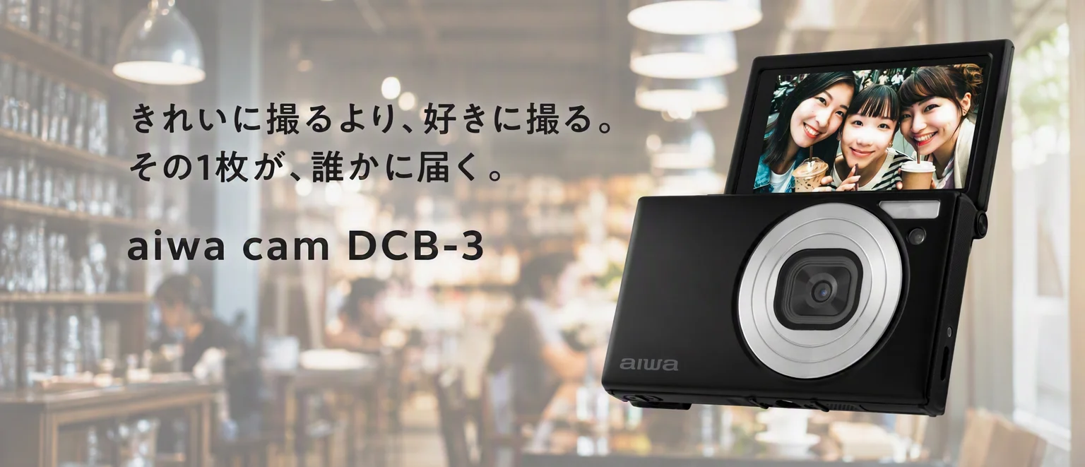 aiwa cam DCB-3の告知ビジュアル。チルト液晶を開いた黒いカメラ