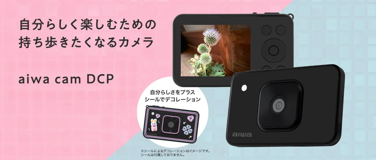 aiwa cam DCP。黒いカード型カメラの背面と前面、シールでデコレーションした例