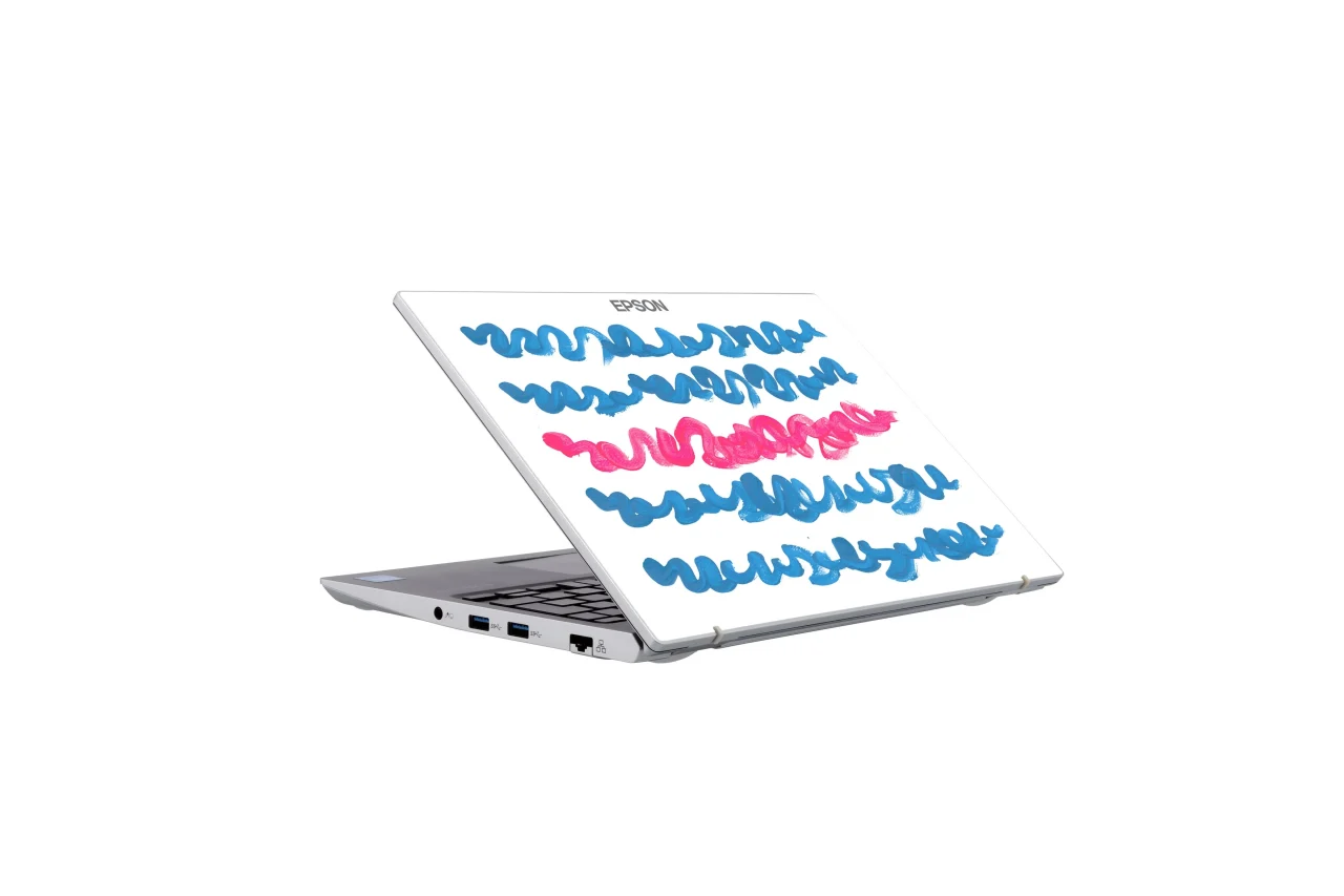 marina《blue brush-mm2025》を天板に採用したエプソンのノートPC