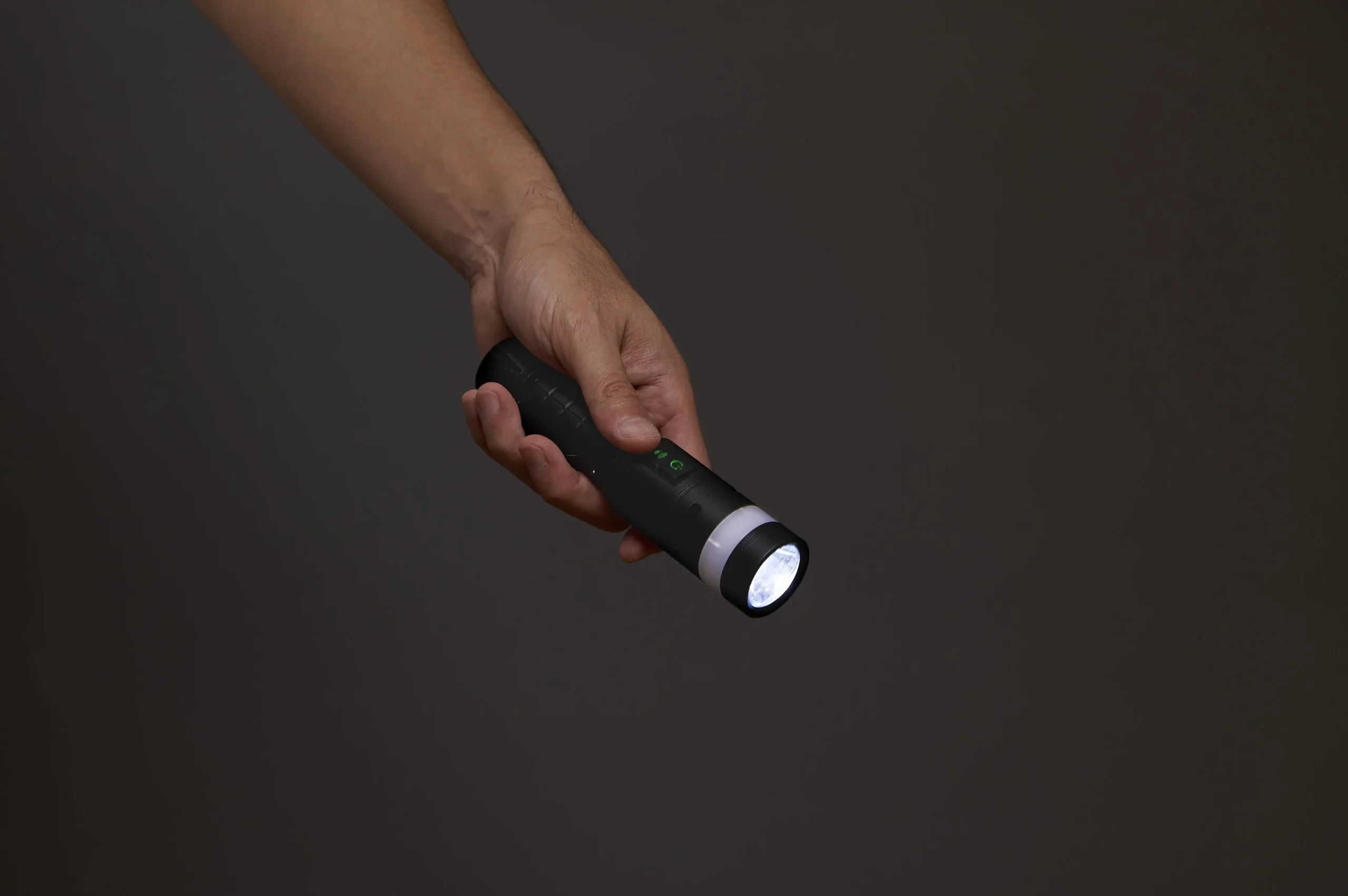 音で警告アラームライトを手に持ち、先端のLEDを点灯させている様子