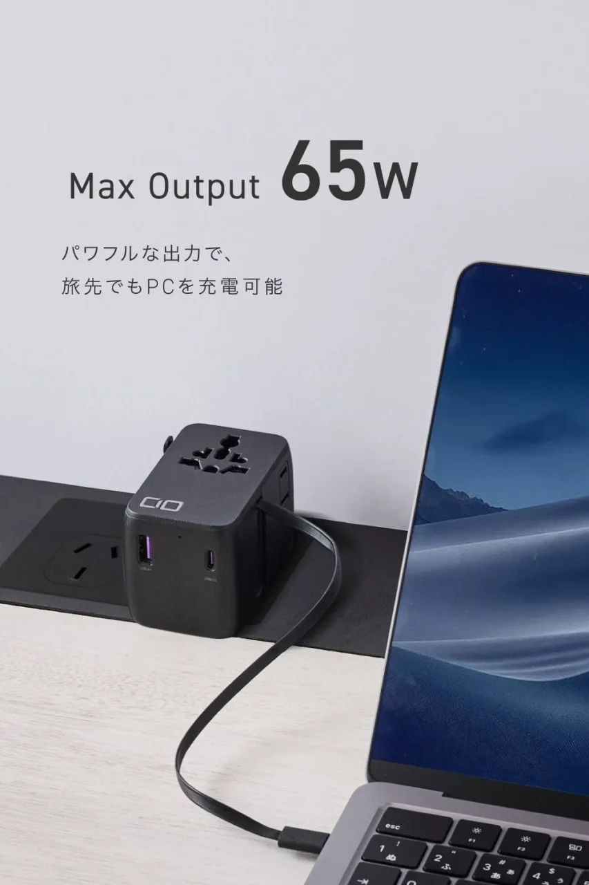 壁のコンセントに挿した黒いトラベル電源タップからケーブルでノートPCを充電